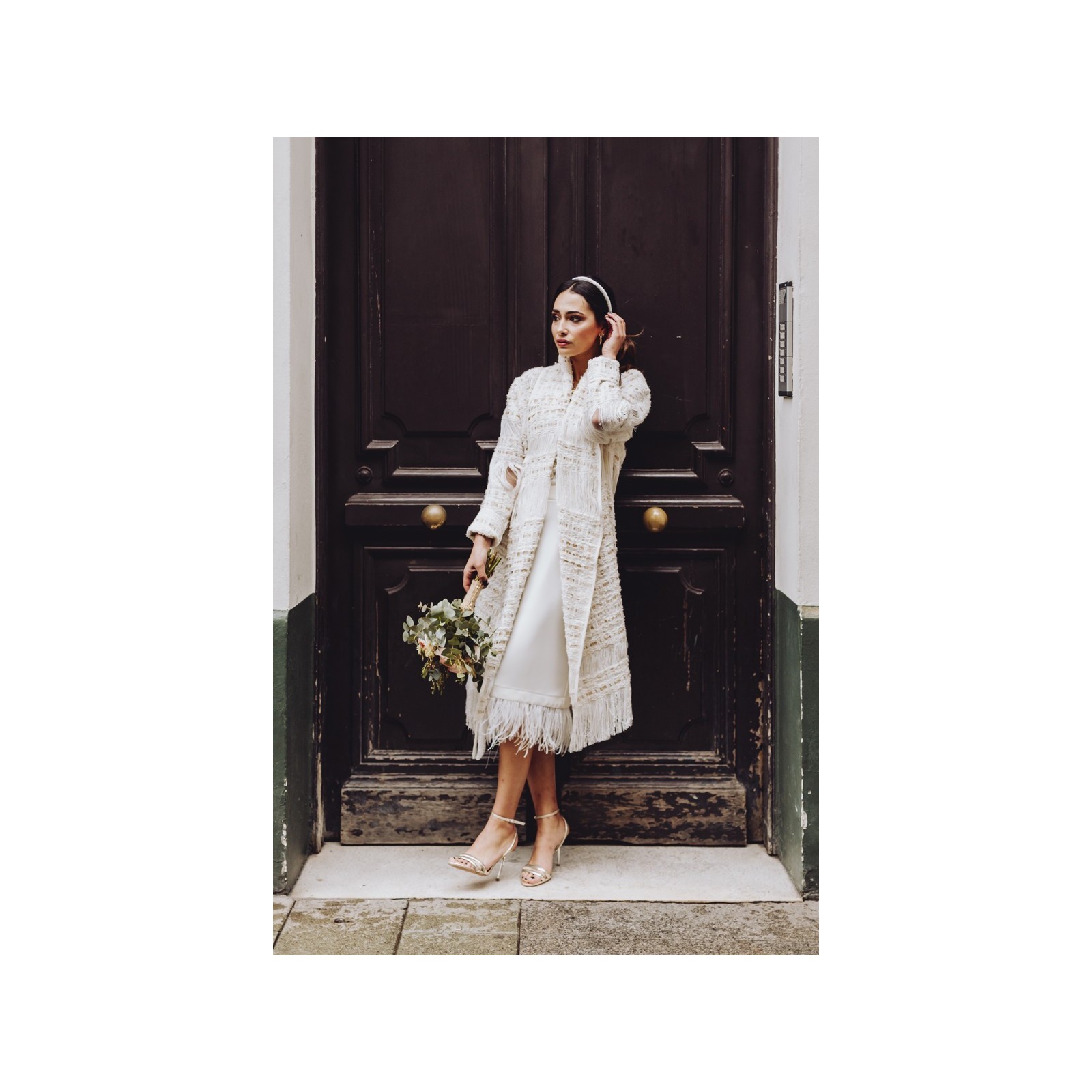 abrigo de chanel en blanco roto y dorado con flecos para novia