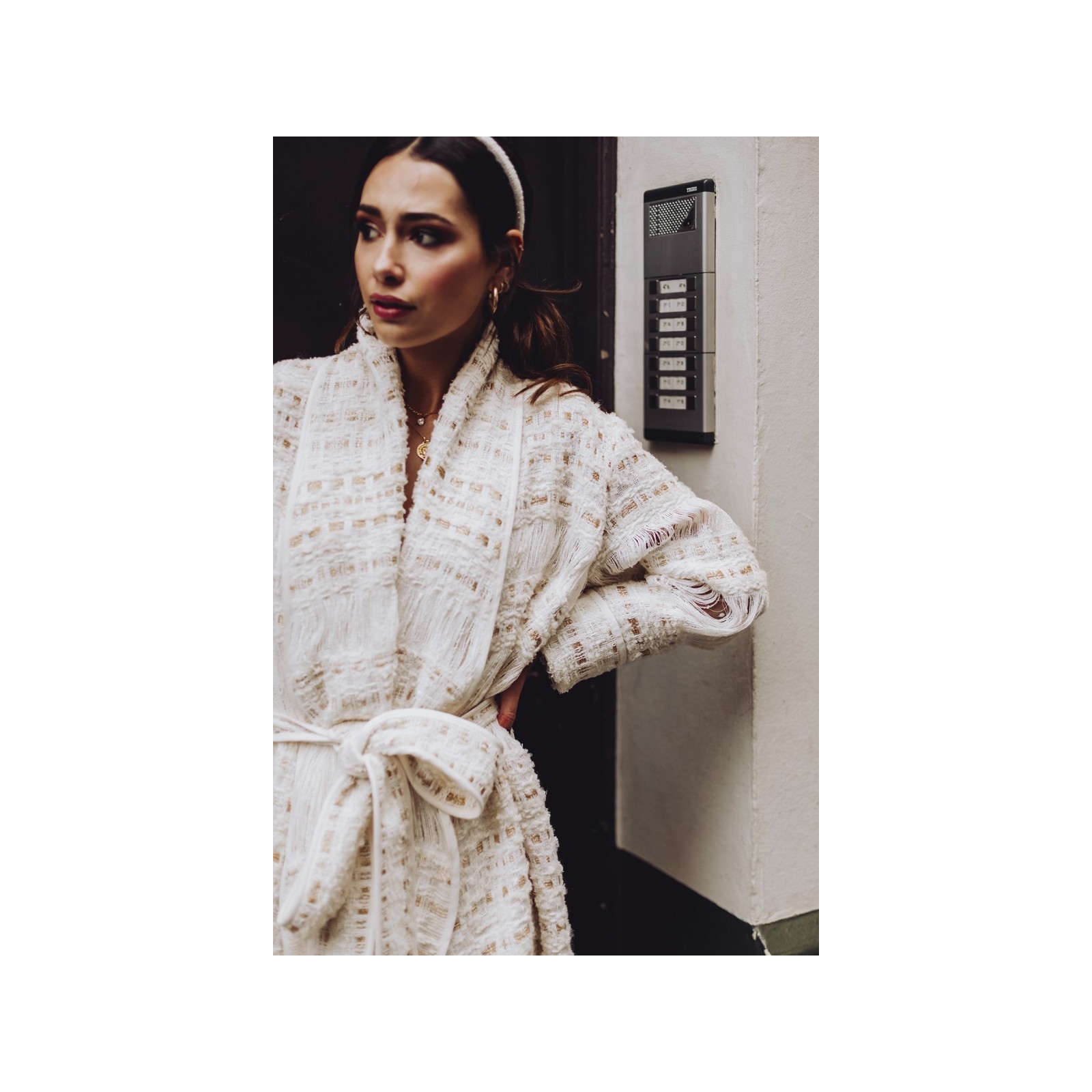 abrigo de chanel en blanco roto y dorado con flecos para novia