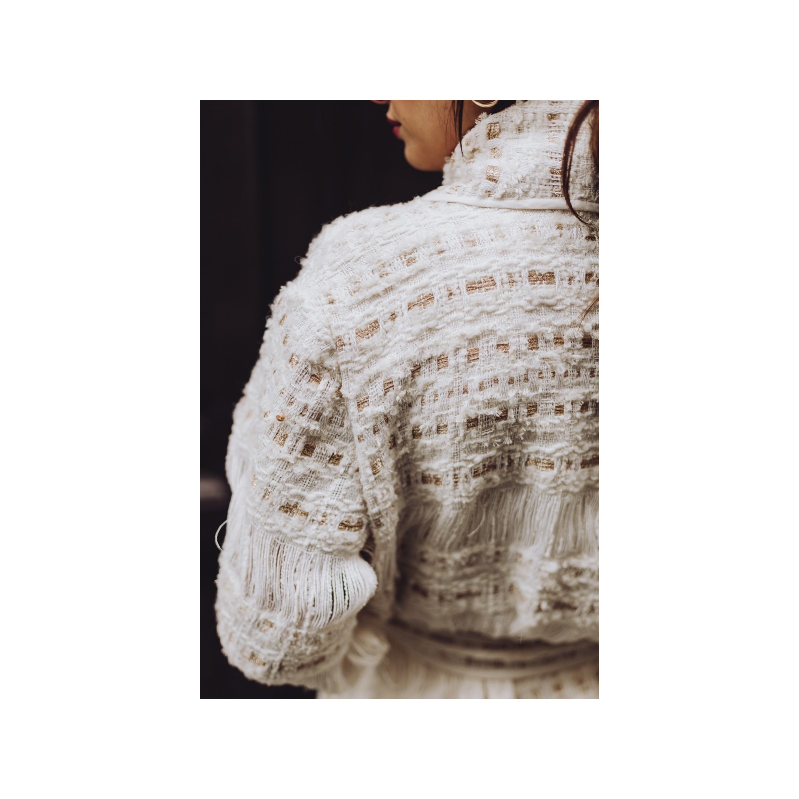 abrigo de chanel en blanco roto y dorado con flecos para novia