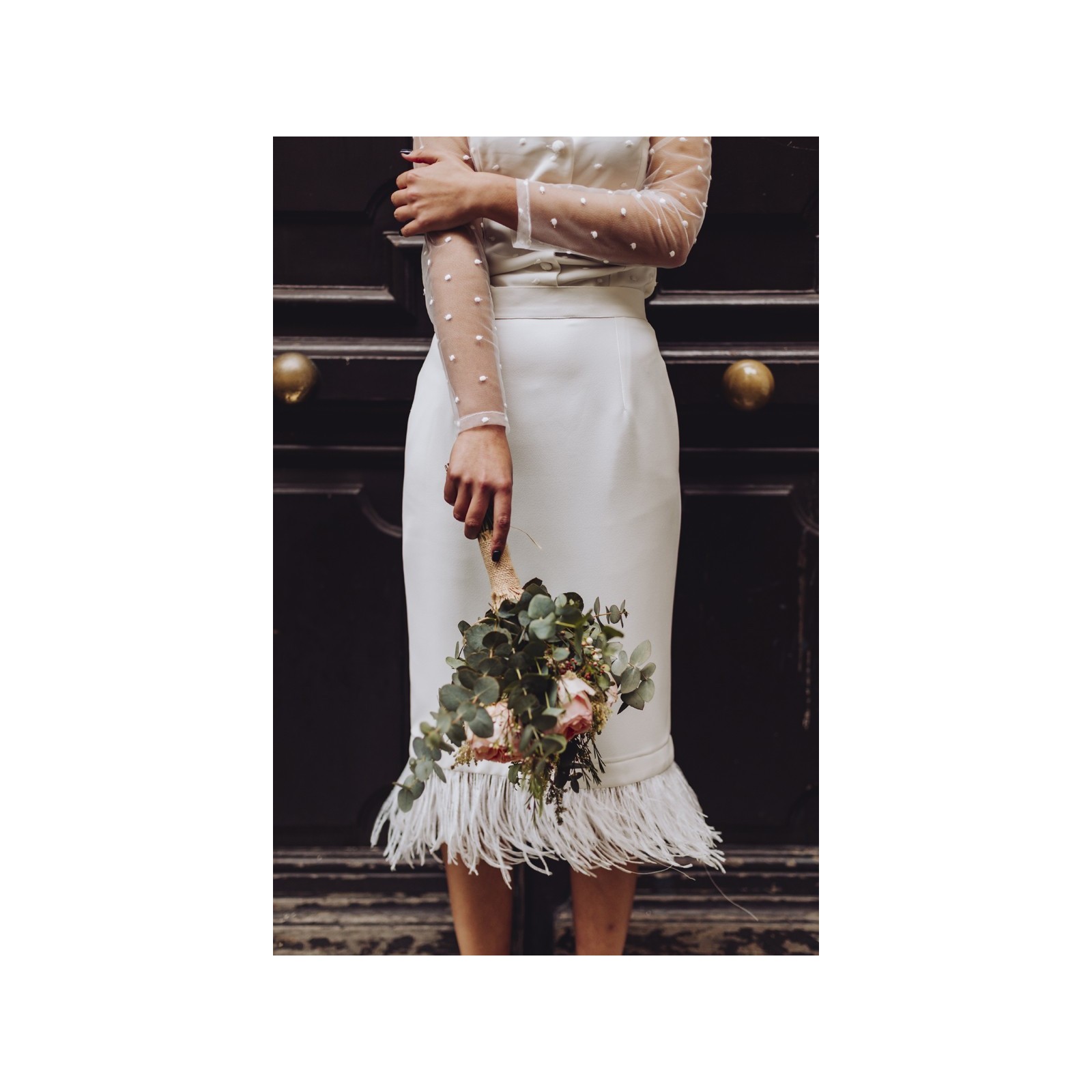 Conjunto de novia con falda midi con plumas y blusa de plumetti