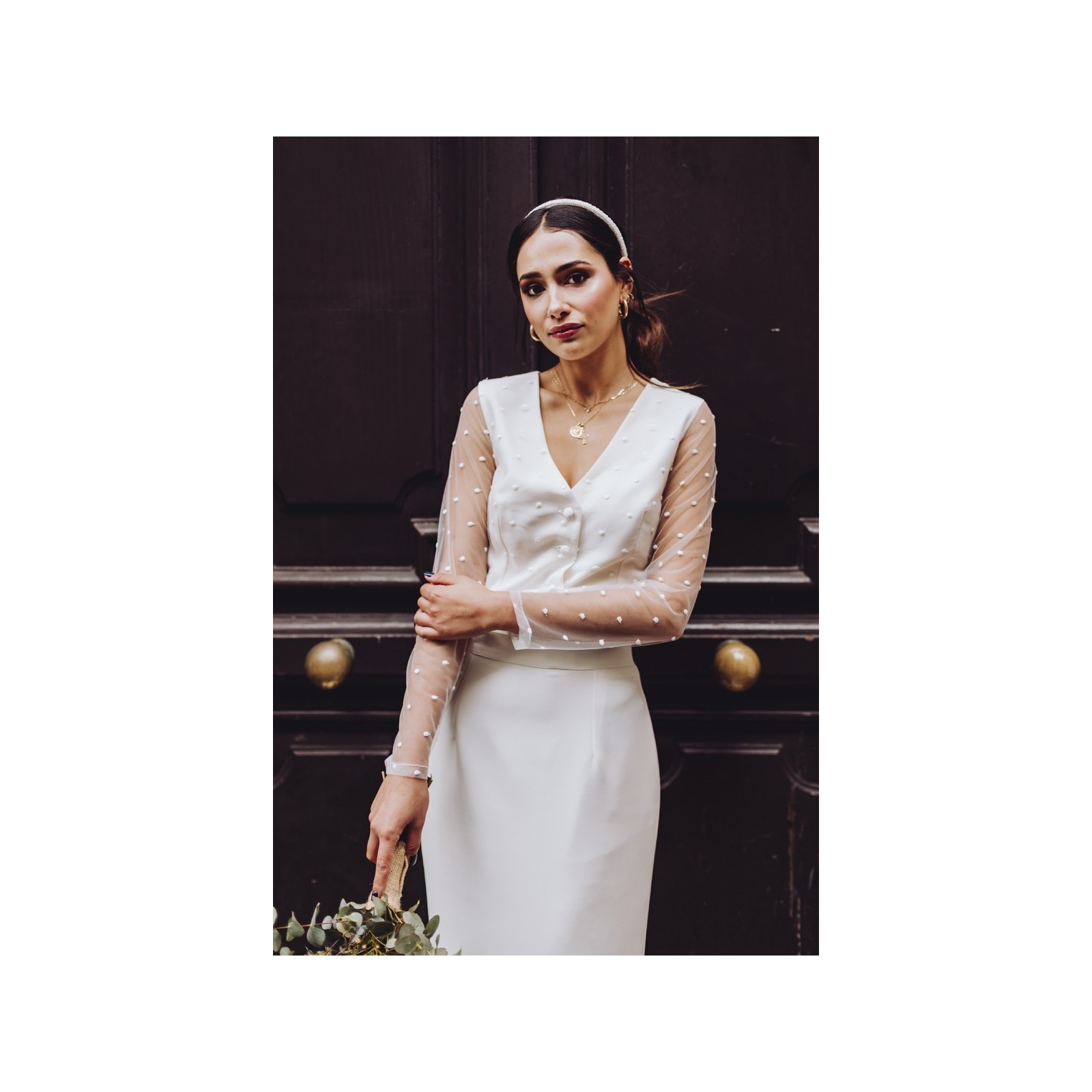 Conjunto de novia con falda midi con plumas y blusa de plumetti