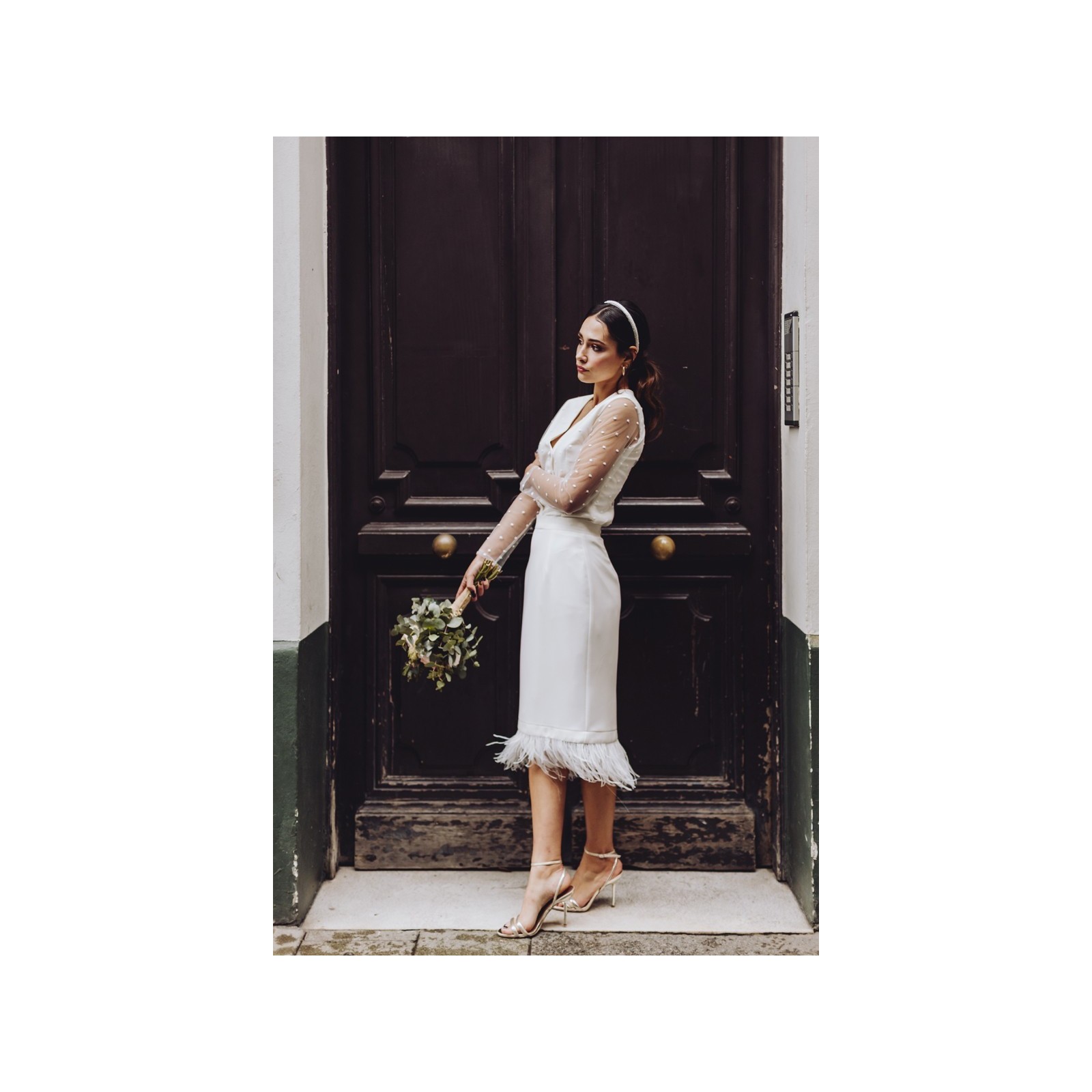 Conjunto de novia con falda midi con plumas y blusa de plumetti