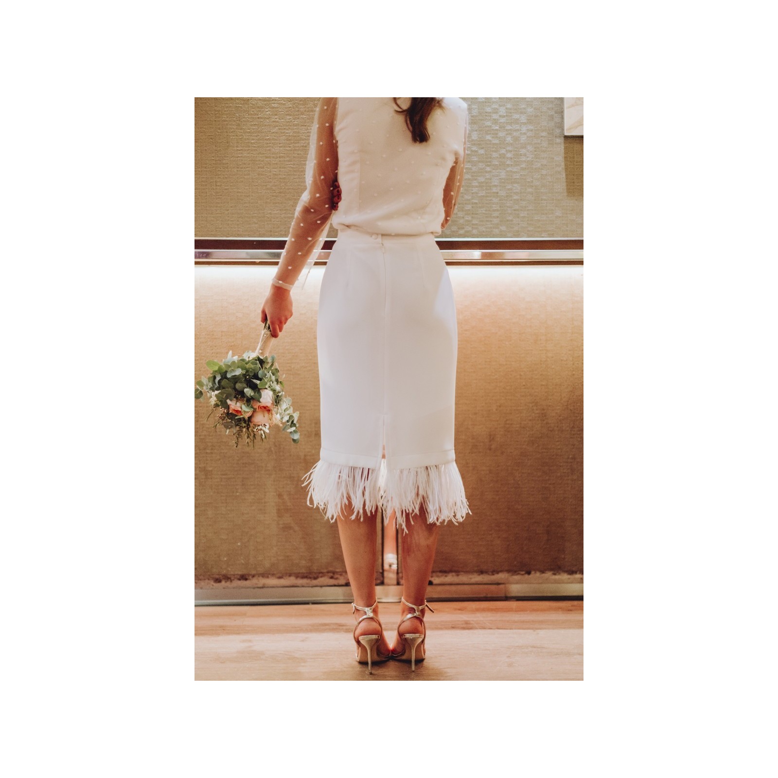 Conjunto de novia con falda midi con plumas y blusa de plumetti