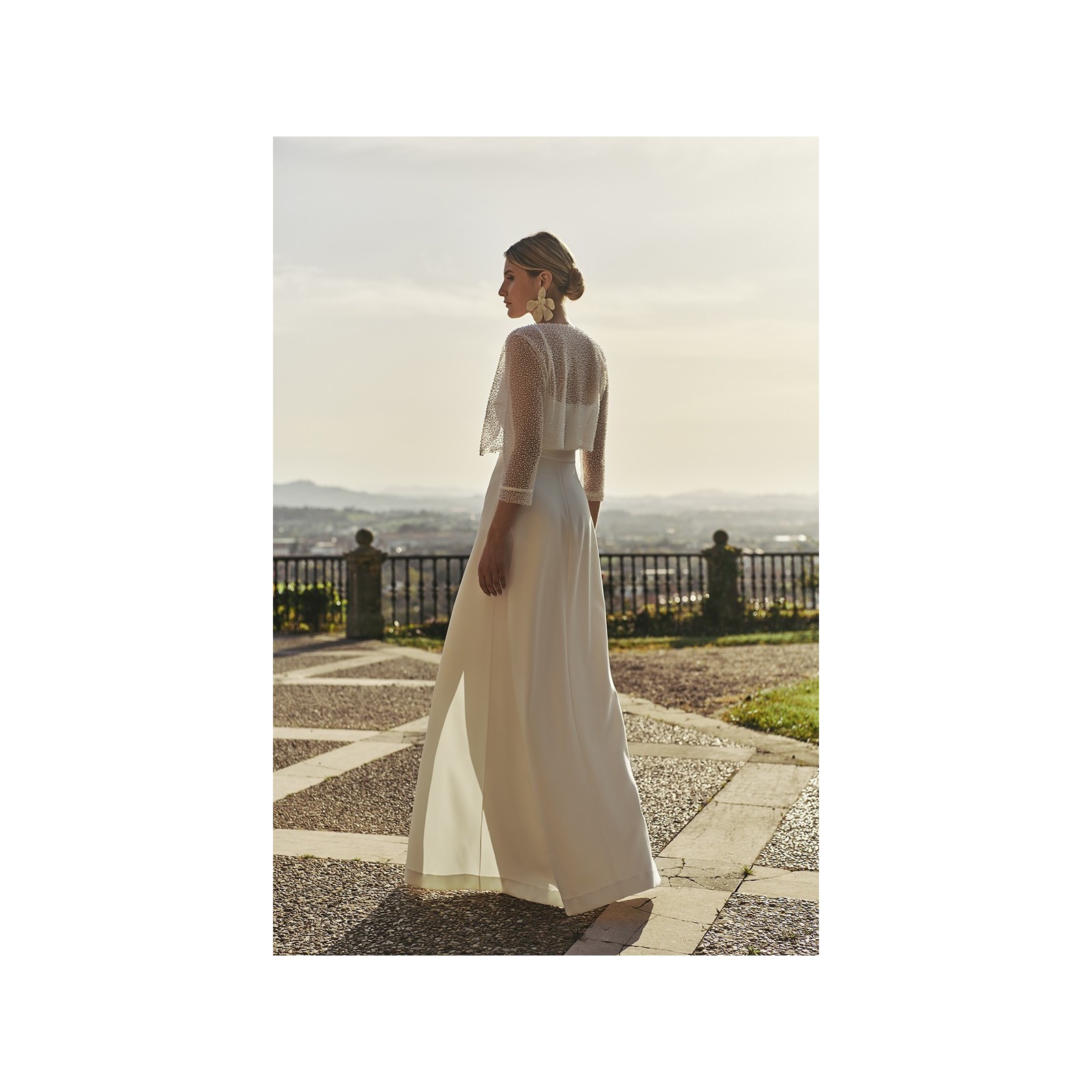 vestido largo de fiesta lencero de crepe blanco con escote en la