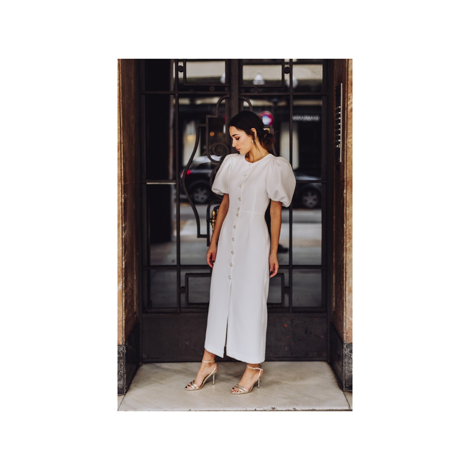 Vestido de pique blanco con boton joya y manga abullonada