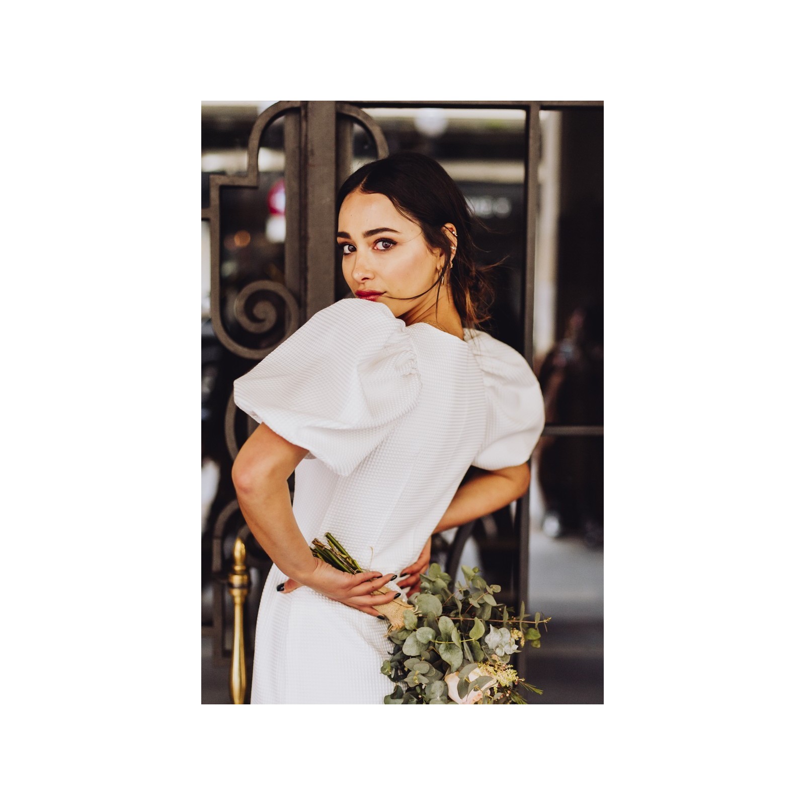 Vestido de pique blanco con boton joya y manga abullonada