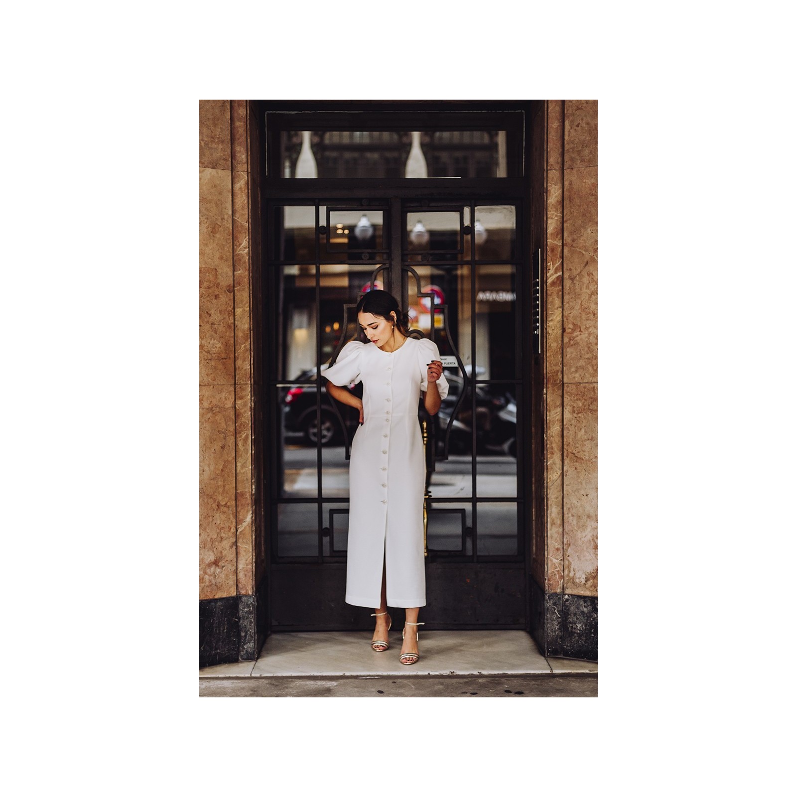 Vestido de pique blanco con boton joya y manga abullonada