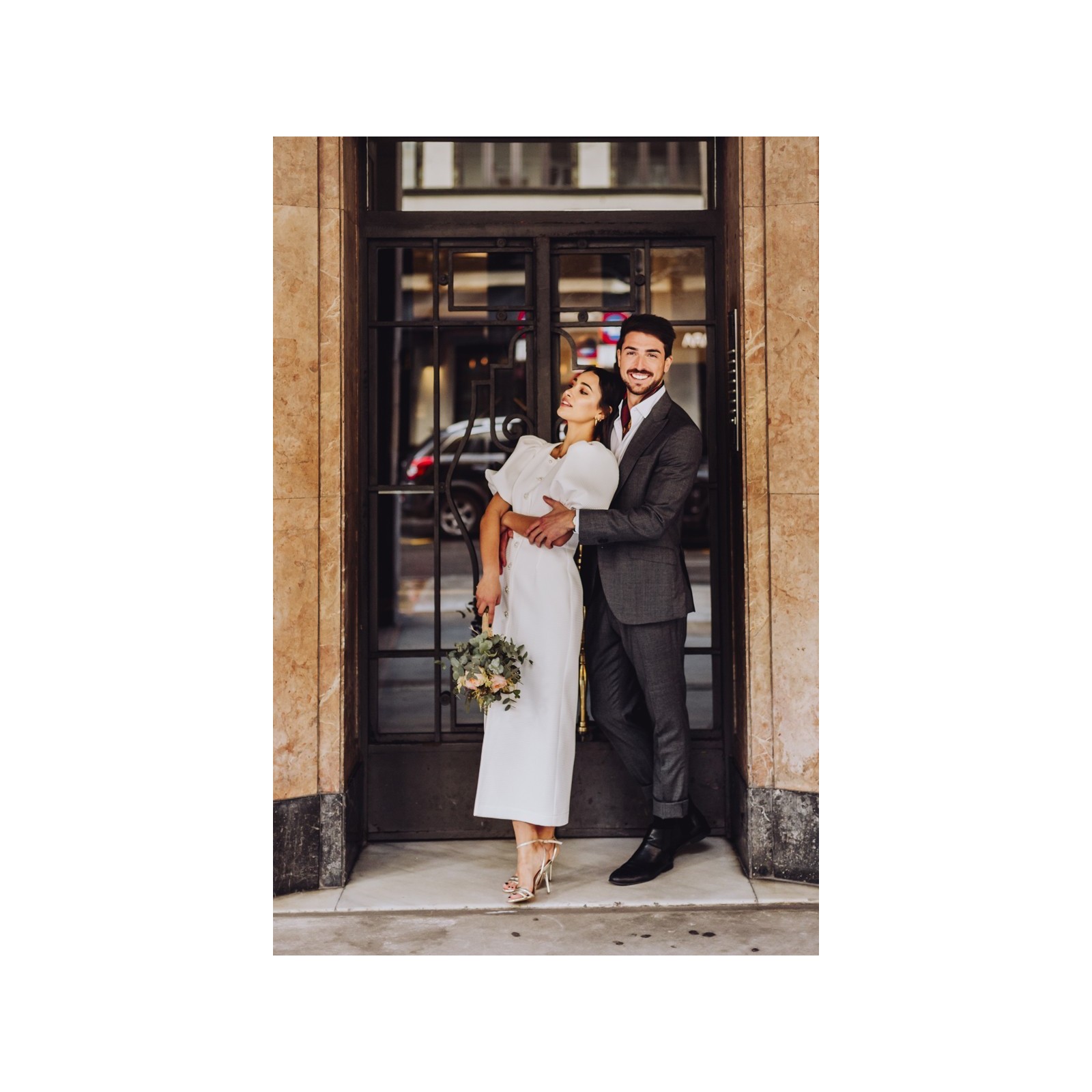 Vestido de pique blanco con boton joya y manga abullonada