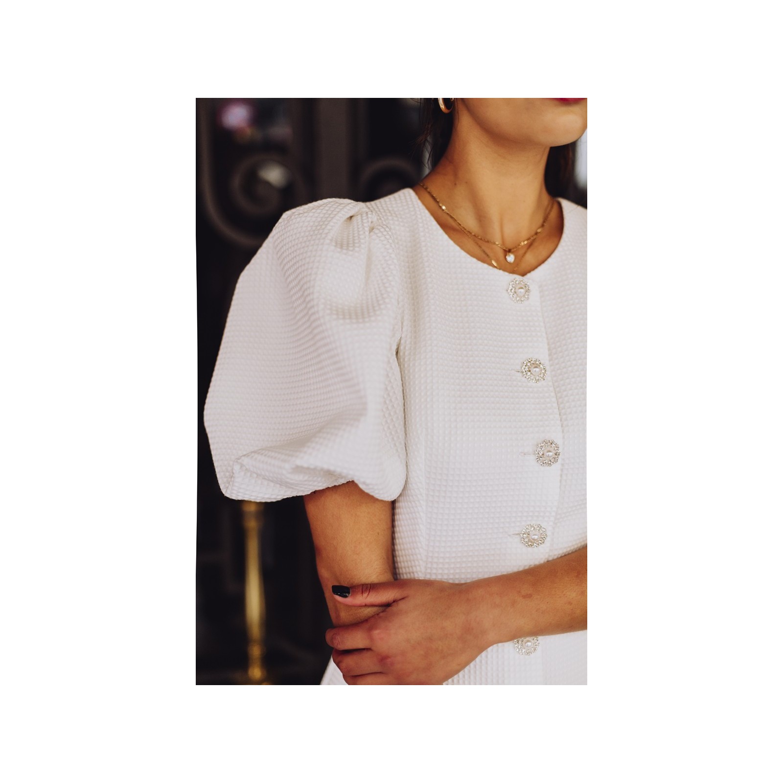 Vestido de pique blanco con boton joya y manga abullonada