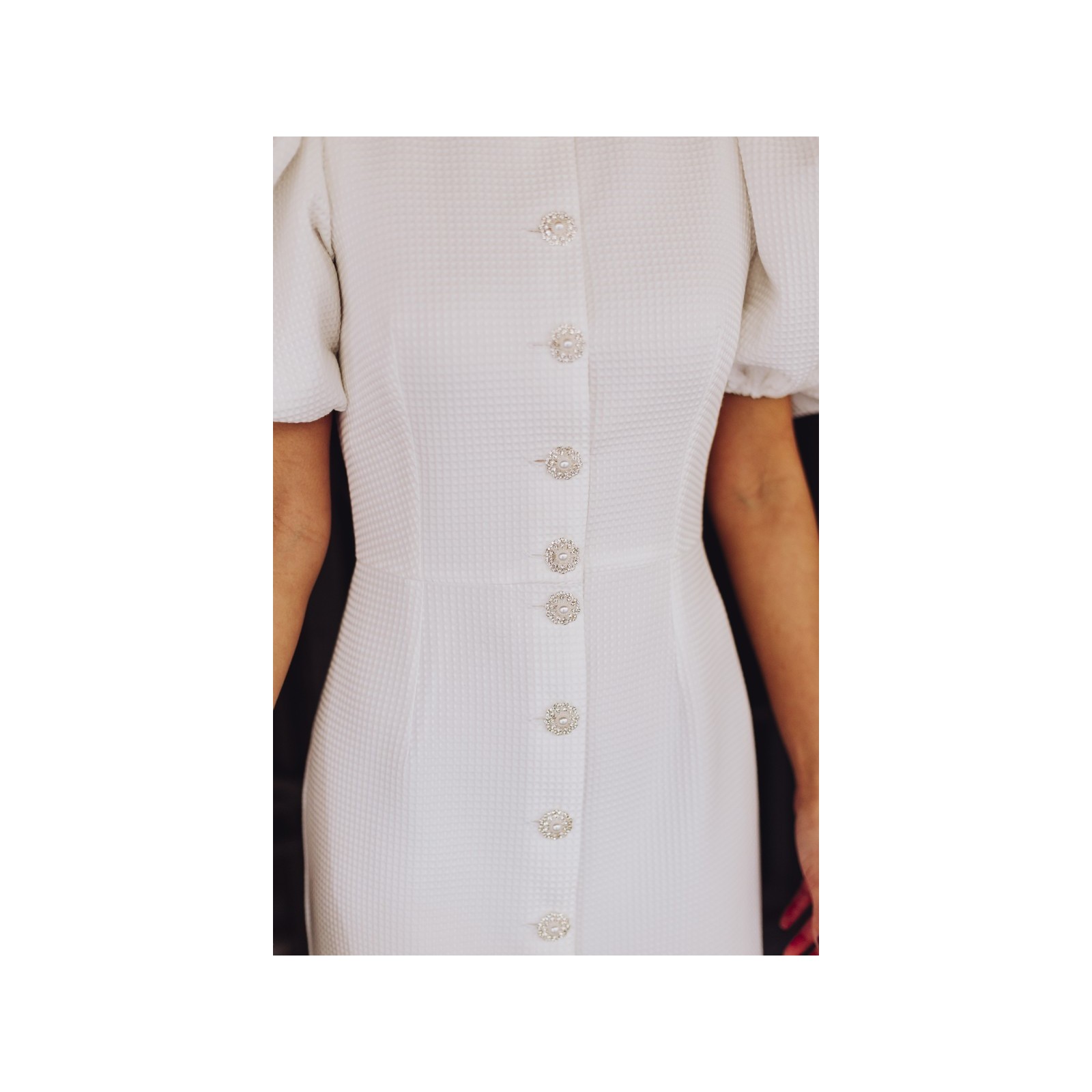 Vestido de pique blanco con boton joya y manga abullonada