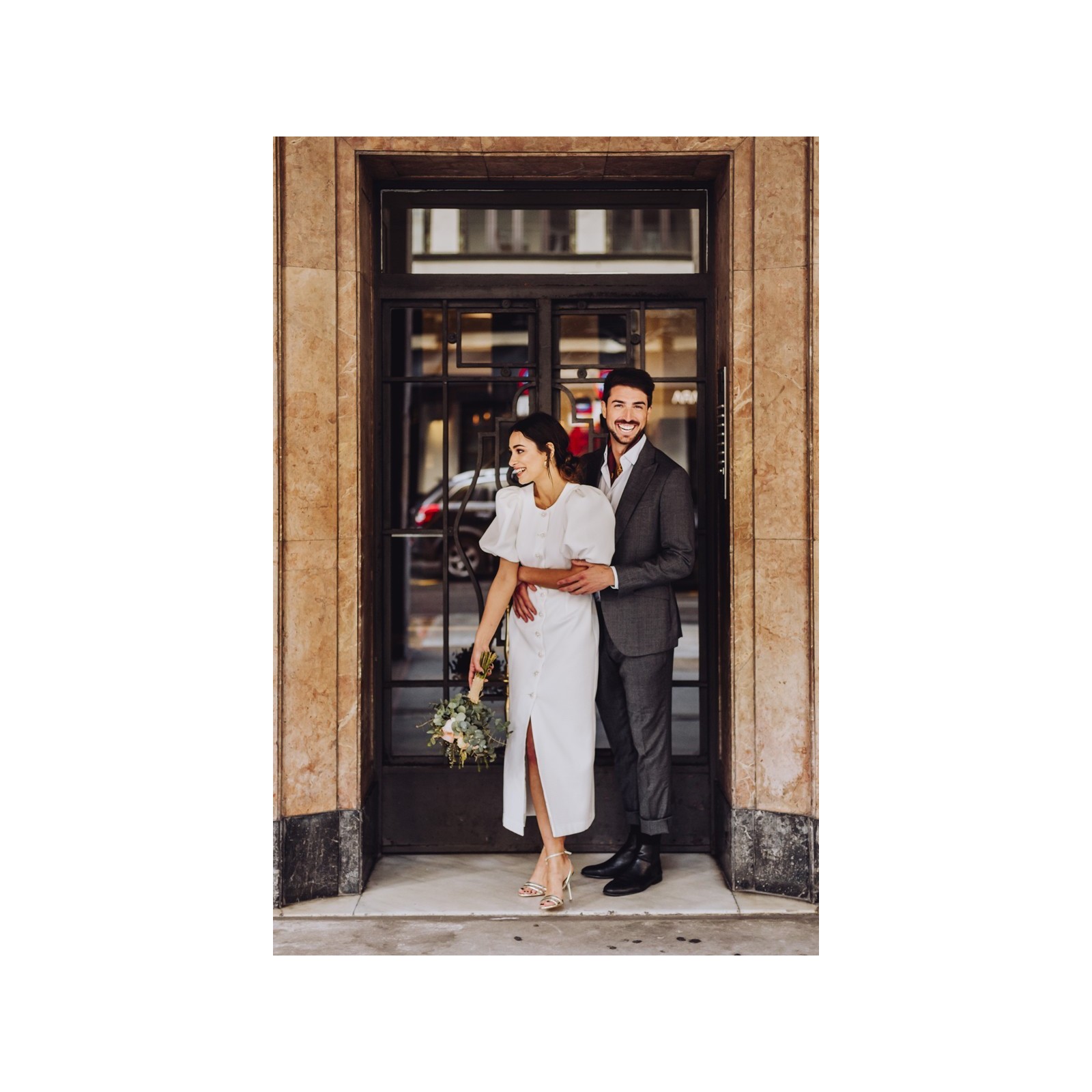 Vestido de pique blanco con boton joya y manga abullonada