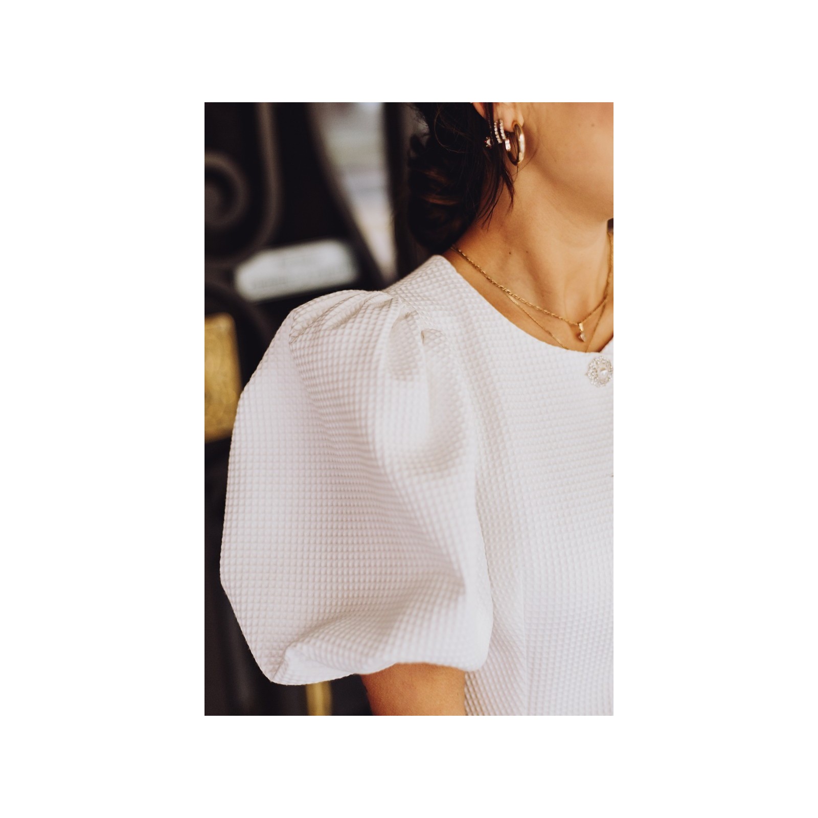 Vestido de pique blanco con boton joya y manga abullonada