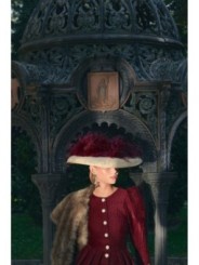 àmela sinamay natural con pluma burddeos para invitada a boda