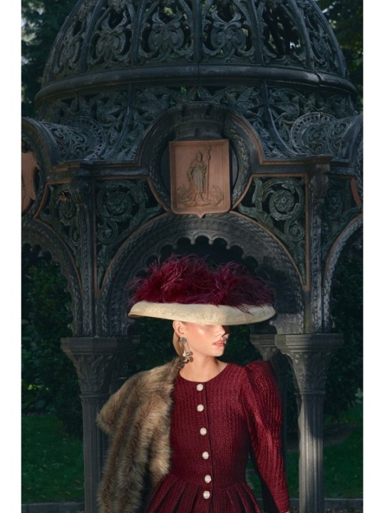 àmela sinamay natural con pluma burddeos para invitada a boda