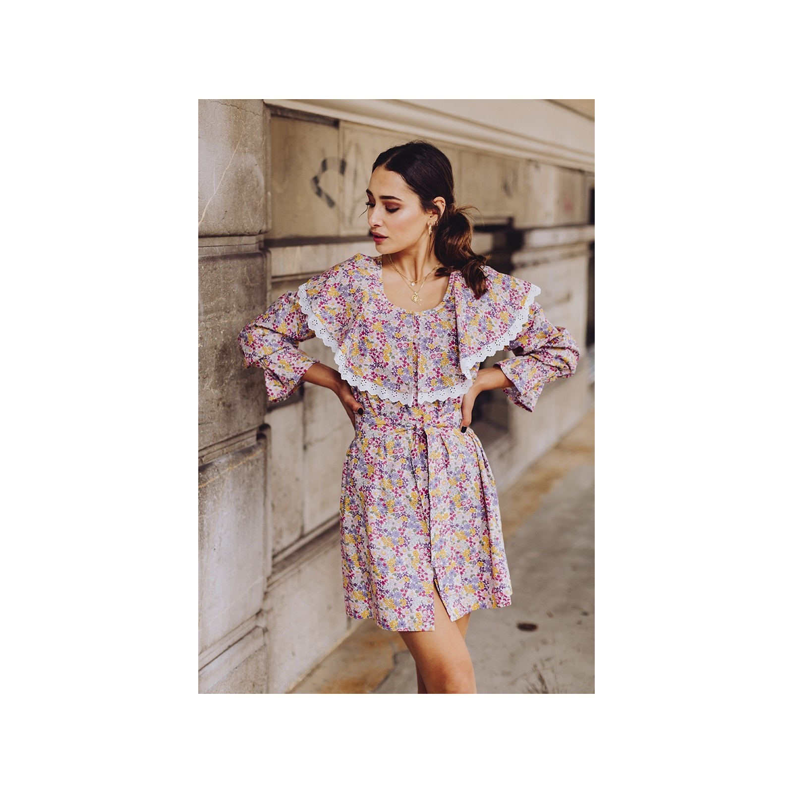 Vestido corto flores lila volante