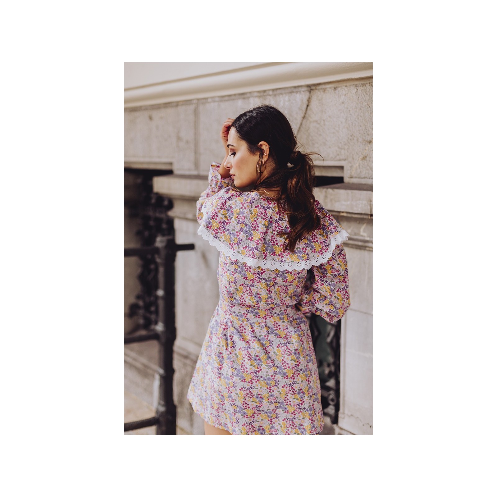 Vestido corto flores lila volante