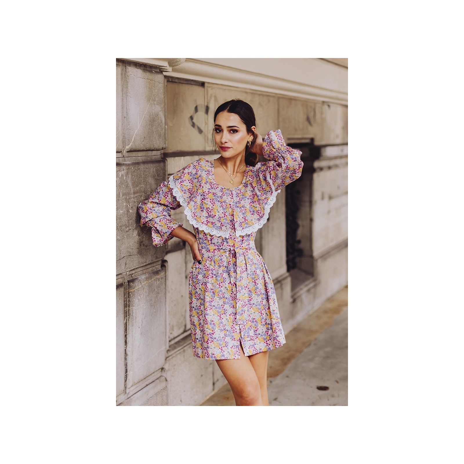 Vestido corto flores lila volante