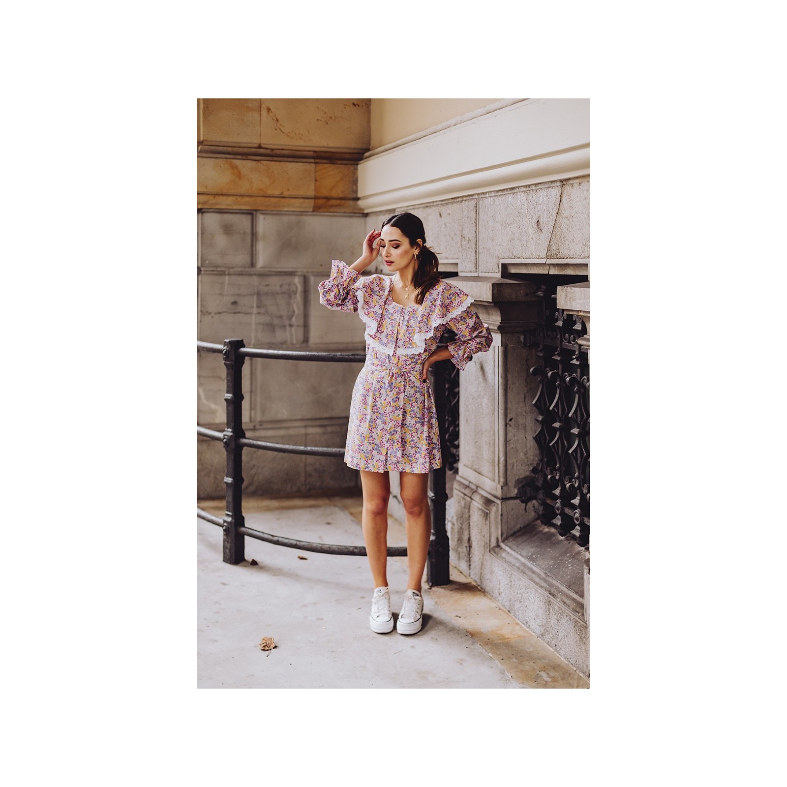 Vestido corto flores lila volante