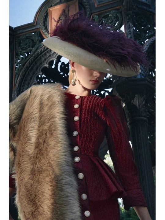 àmela sinamay natural con pluma burddeos para invitada a boda