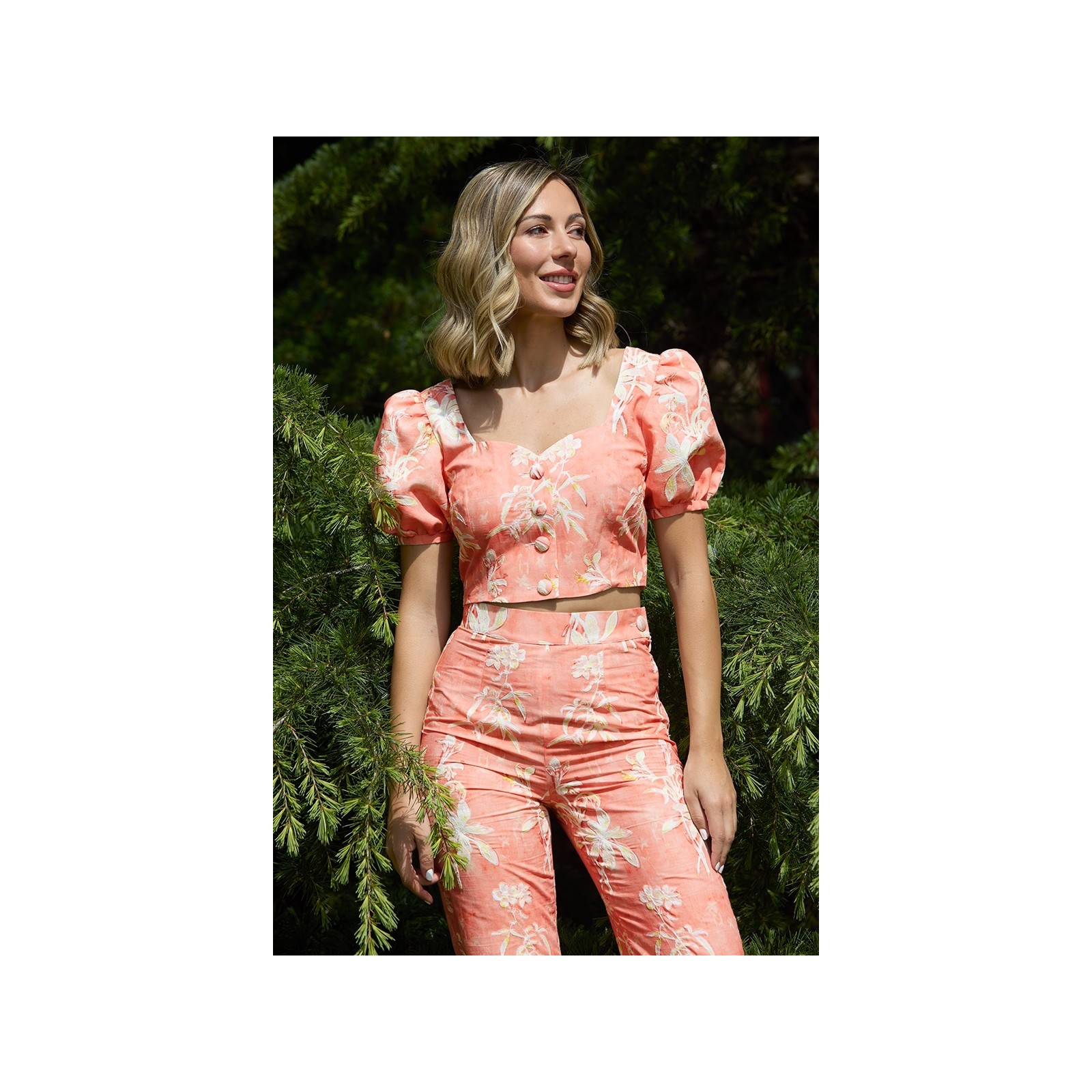 conjunto top y falda rosa claro con flores bordadas para invitadas