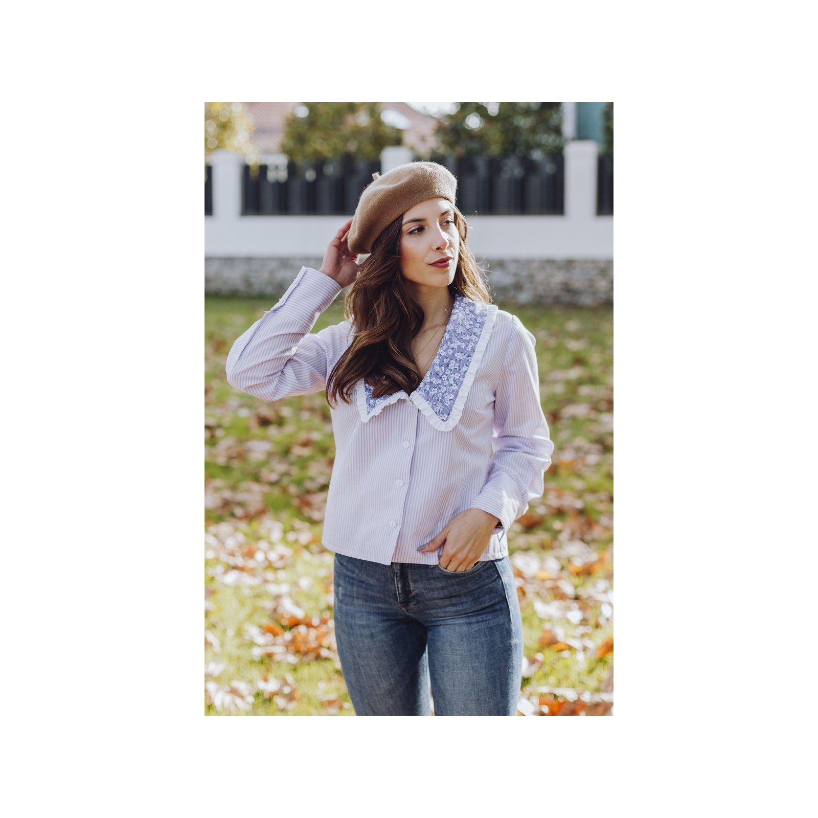 Blusa lila cuello pico con grandes cuellos