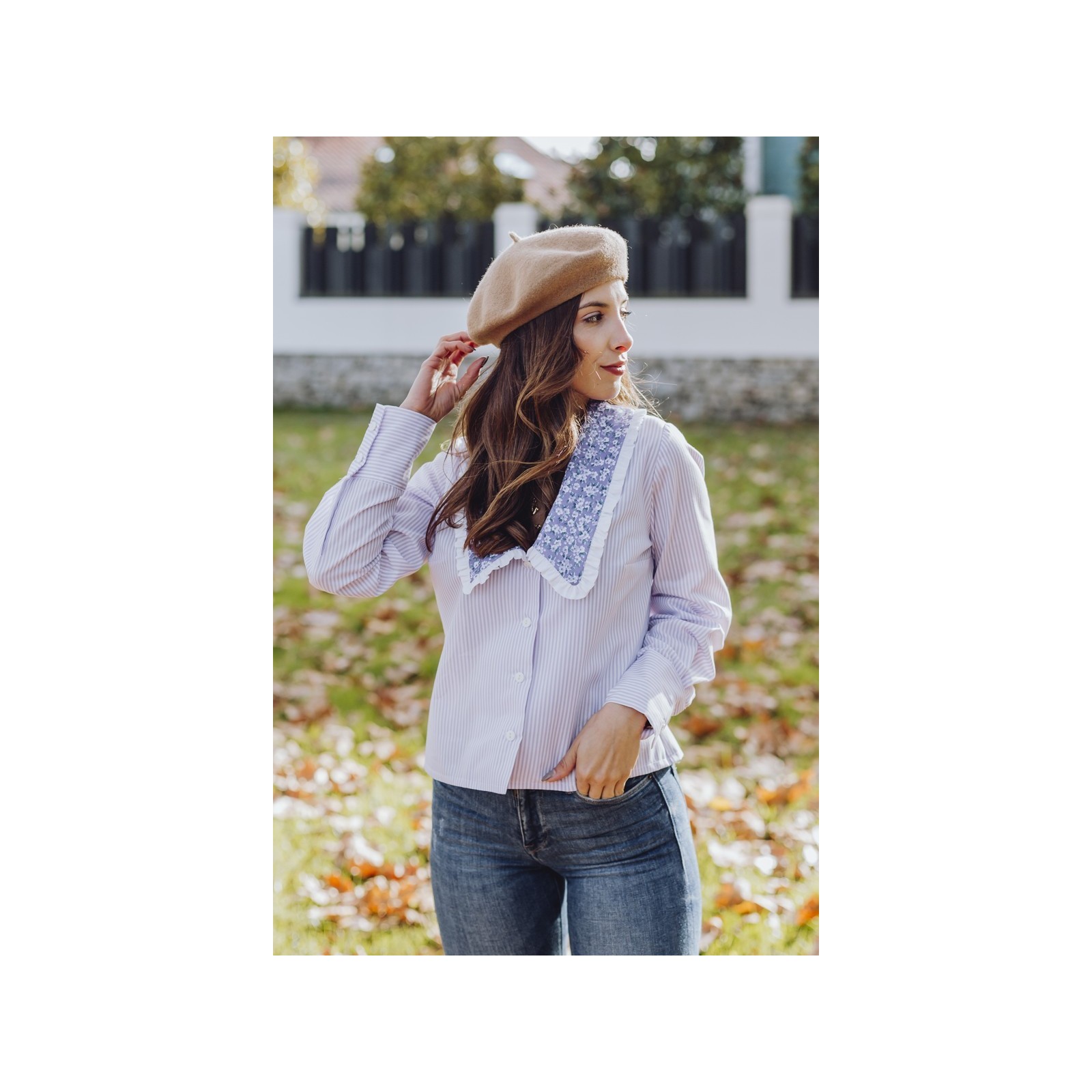 Blusa lila cuello pico con grandes cuellos
