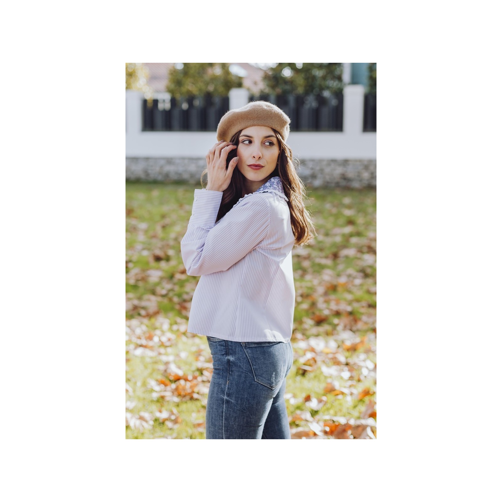Blusa lila cuello pico con grandes cuellos