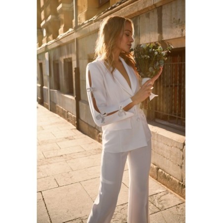 Traje chaqueta y pantalón blanco lazos joya Leonor