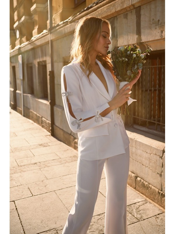 Traje chaqueta y pantalón blanco lazos joya Leonor