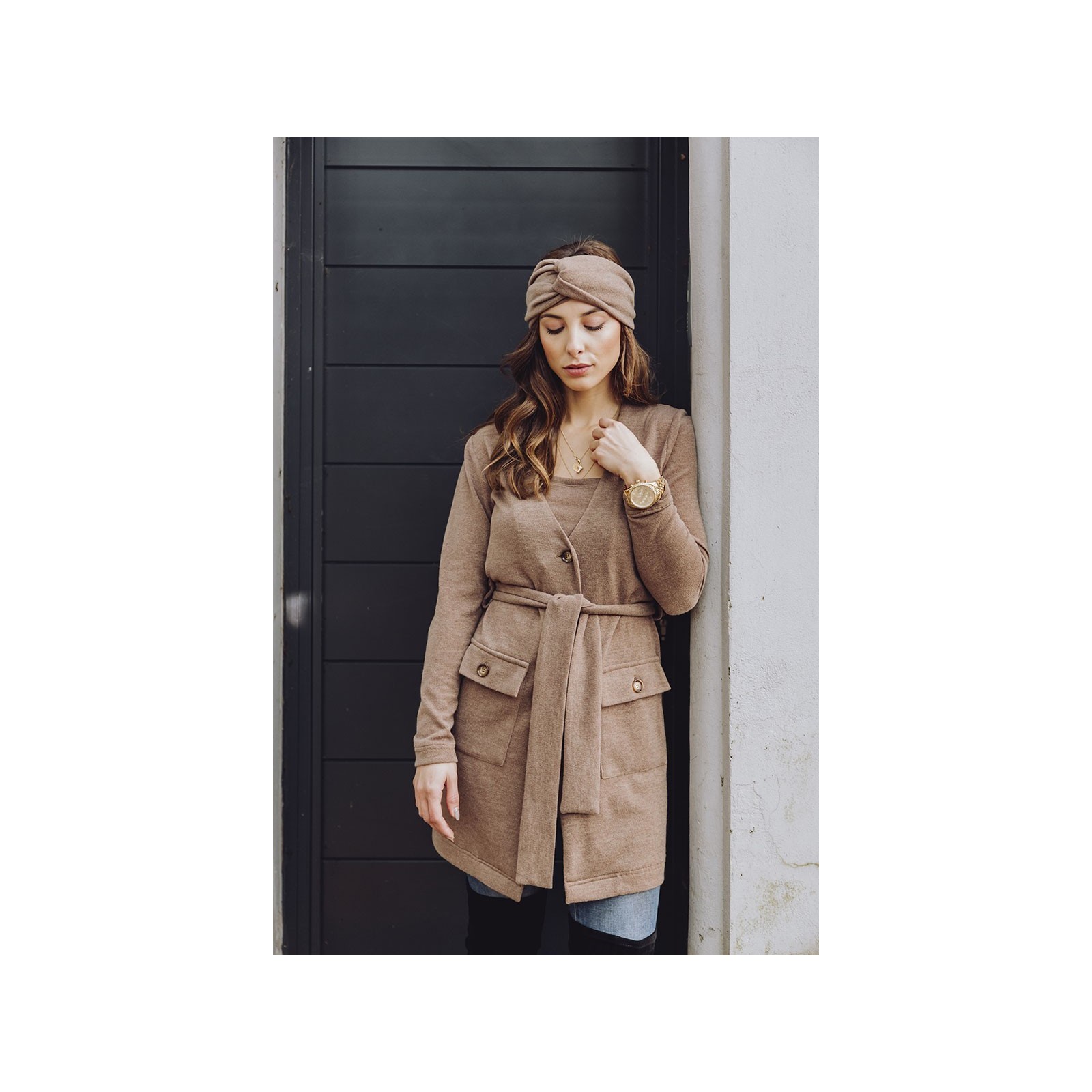 chaqueta de punto marron larga con botones y cinturon