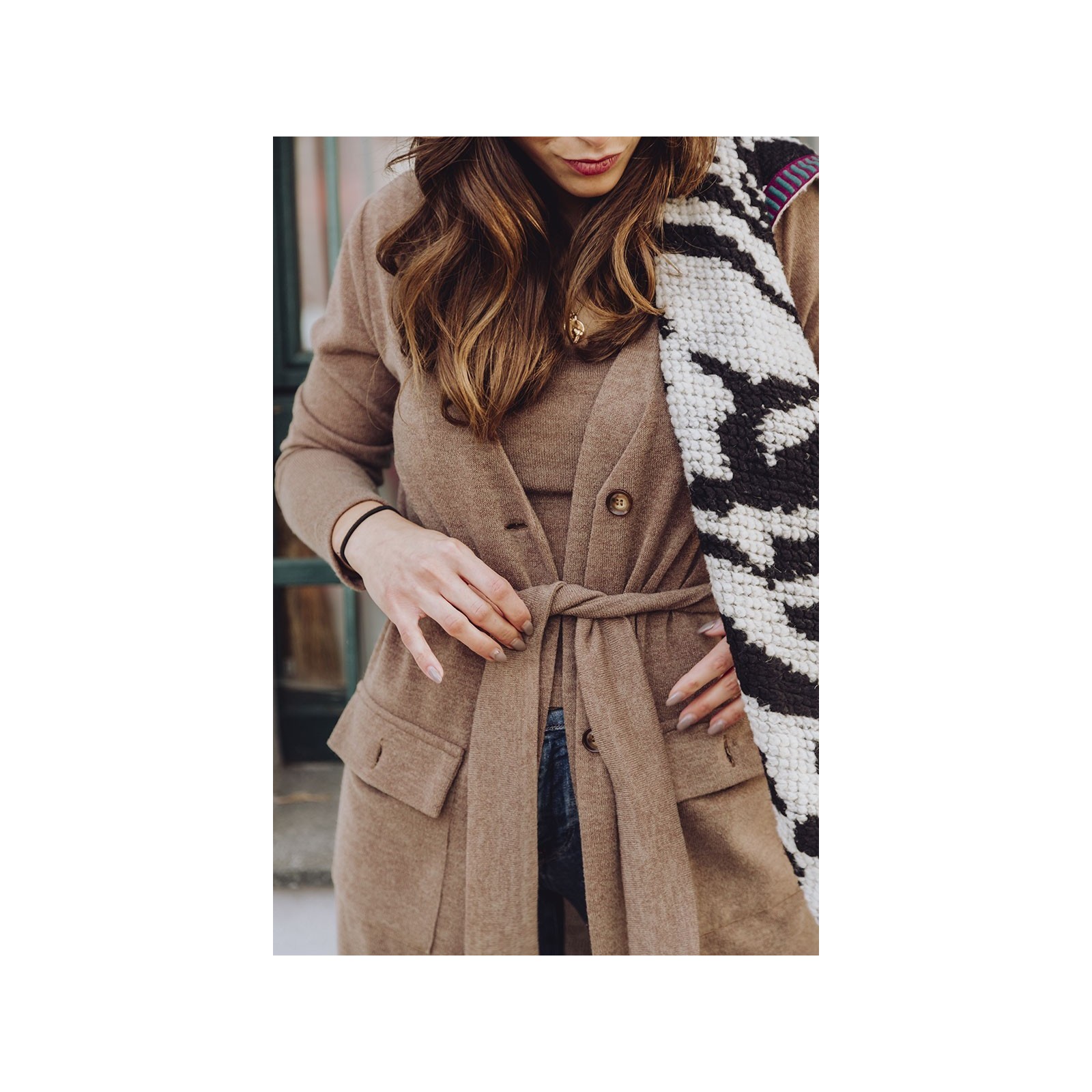 chaqueta de punto marron larga con botones y cinturon