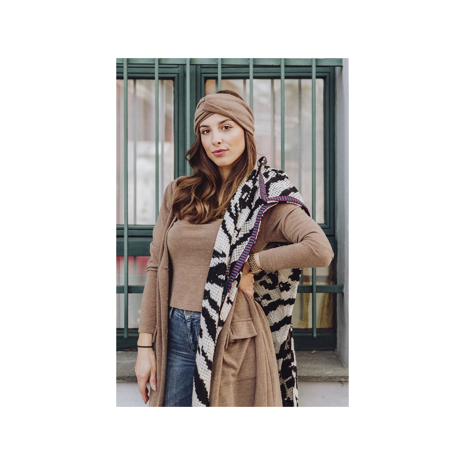 chaqueta de punto marron larga con botones y cinturon