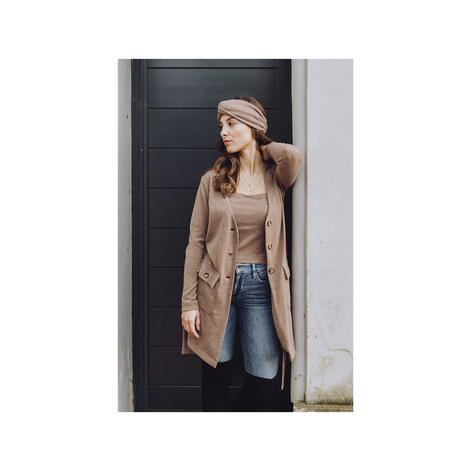 chaqueta de punto marron larga con botones y cinturon