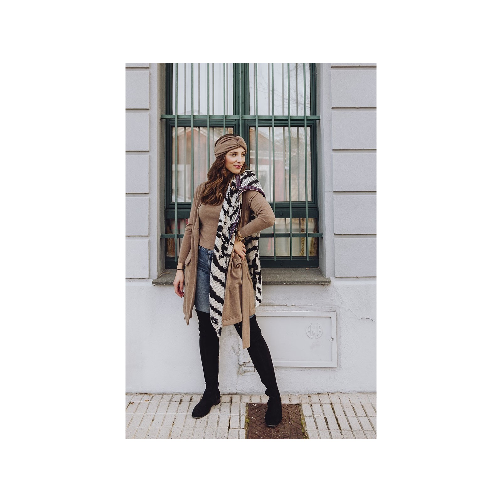 chaqueta de punto marron larga con botones y cinturon