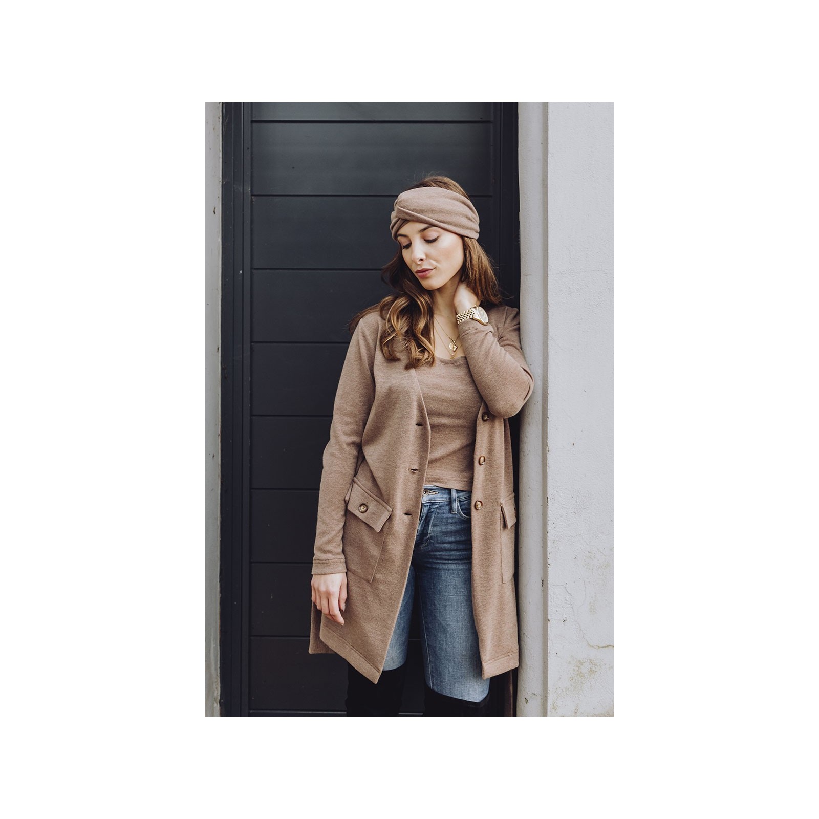 chaqueta de punto marron larga con botones y cinturon