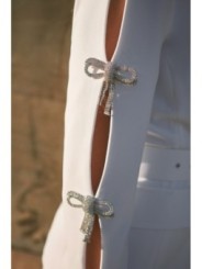 Traje chaqueta y pantalón blanco lazos joya Leonor