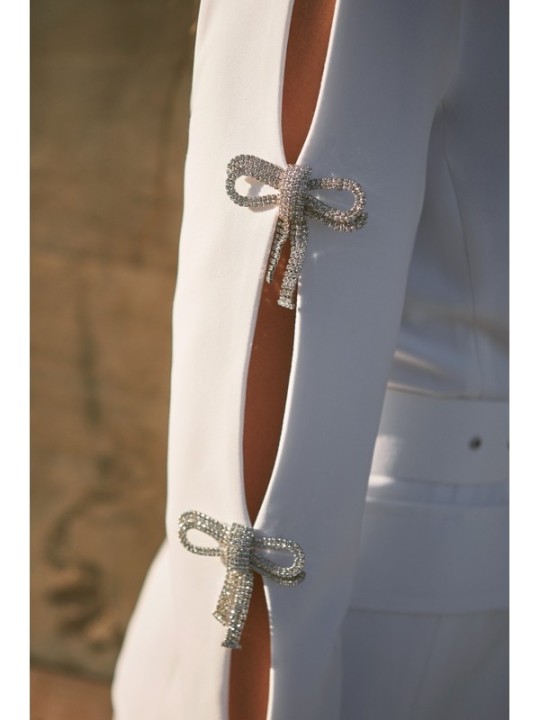 Traje chaqueta y pantalón blanco lazos joya Leonor