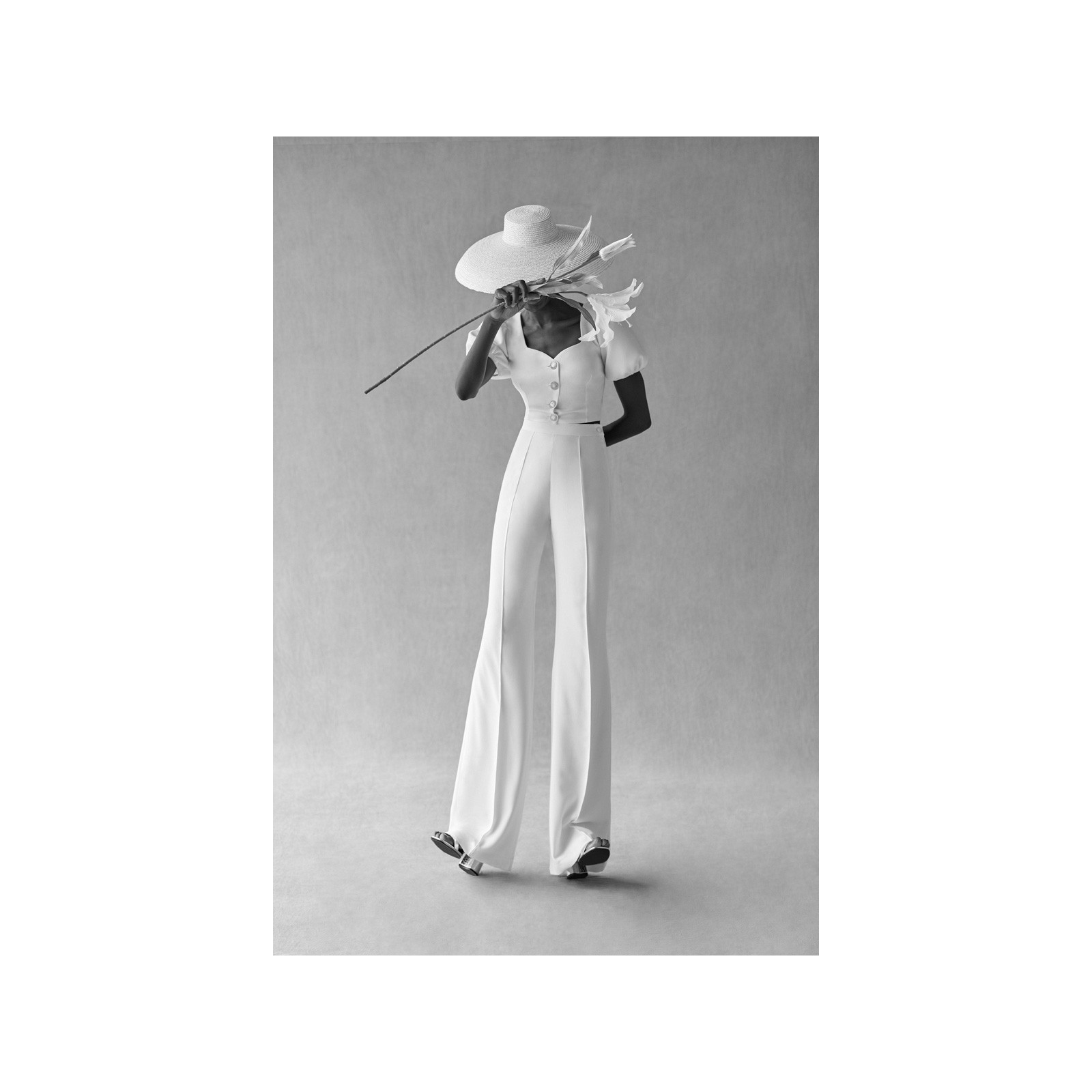 Conjunto blanco de top corto con manga farol y pantalón palazzo