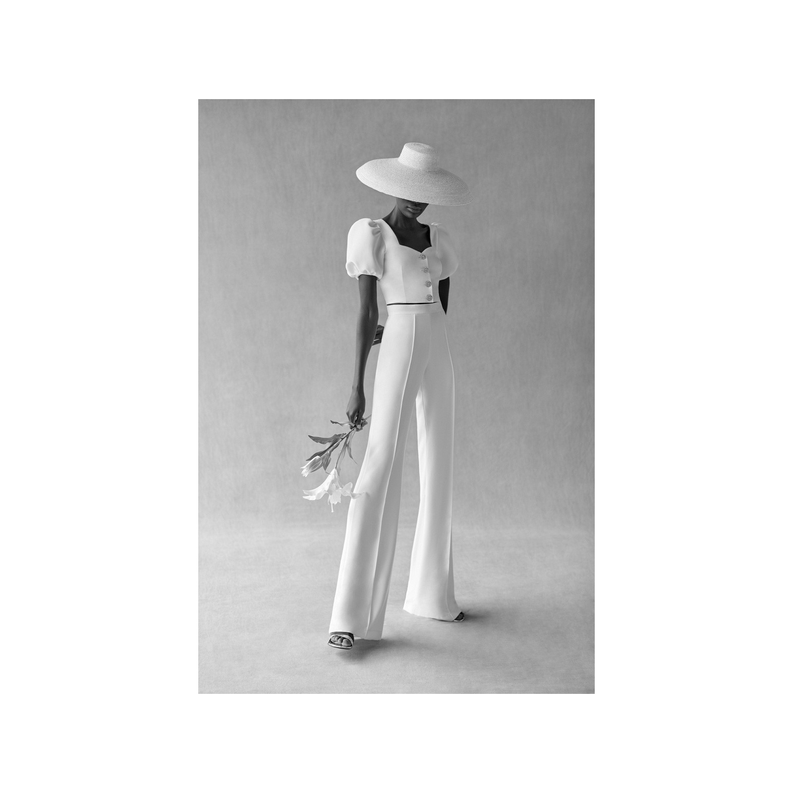 Conjunto blanco de top corto con manga farol y pantalón palazzo