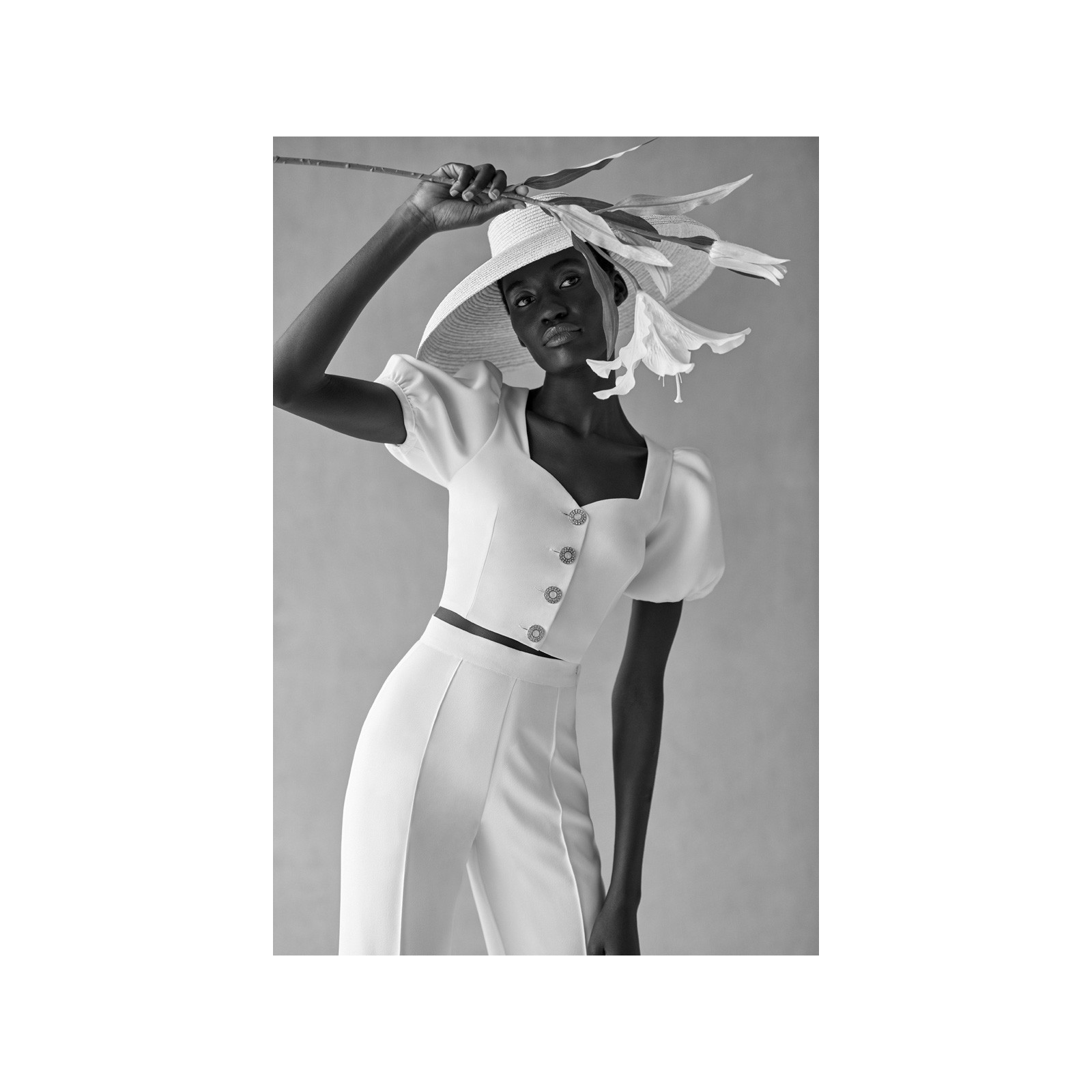 Conjunto blanco de top corto con manga farol y pantalón palazzo