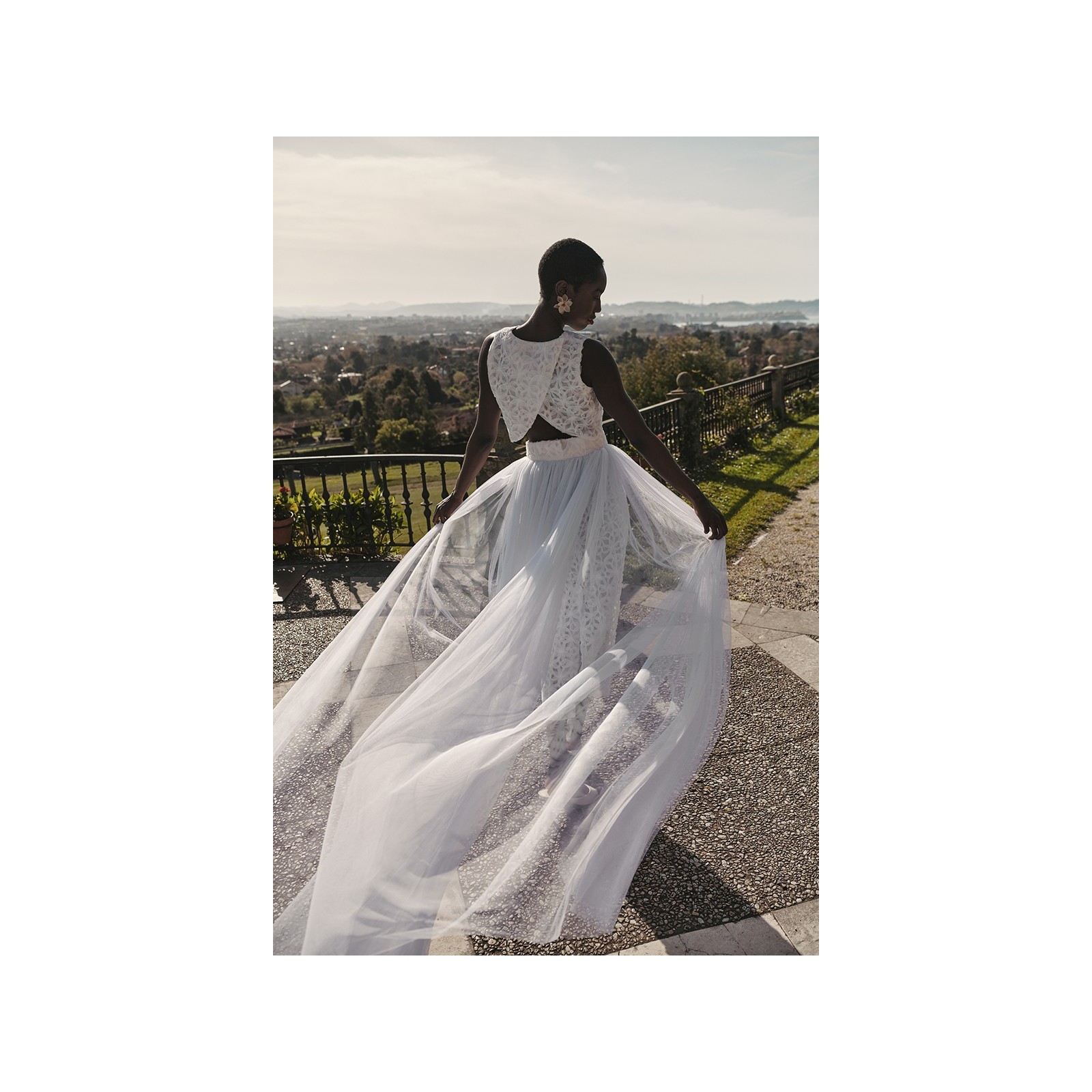 top cruzado en tul blanco y organza en relieve para novia
