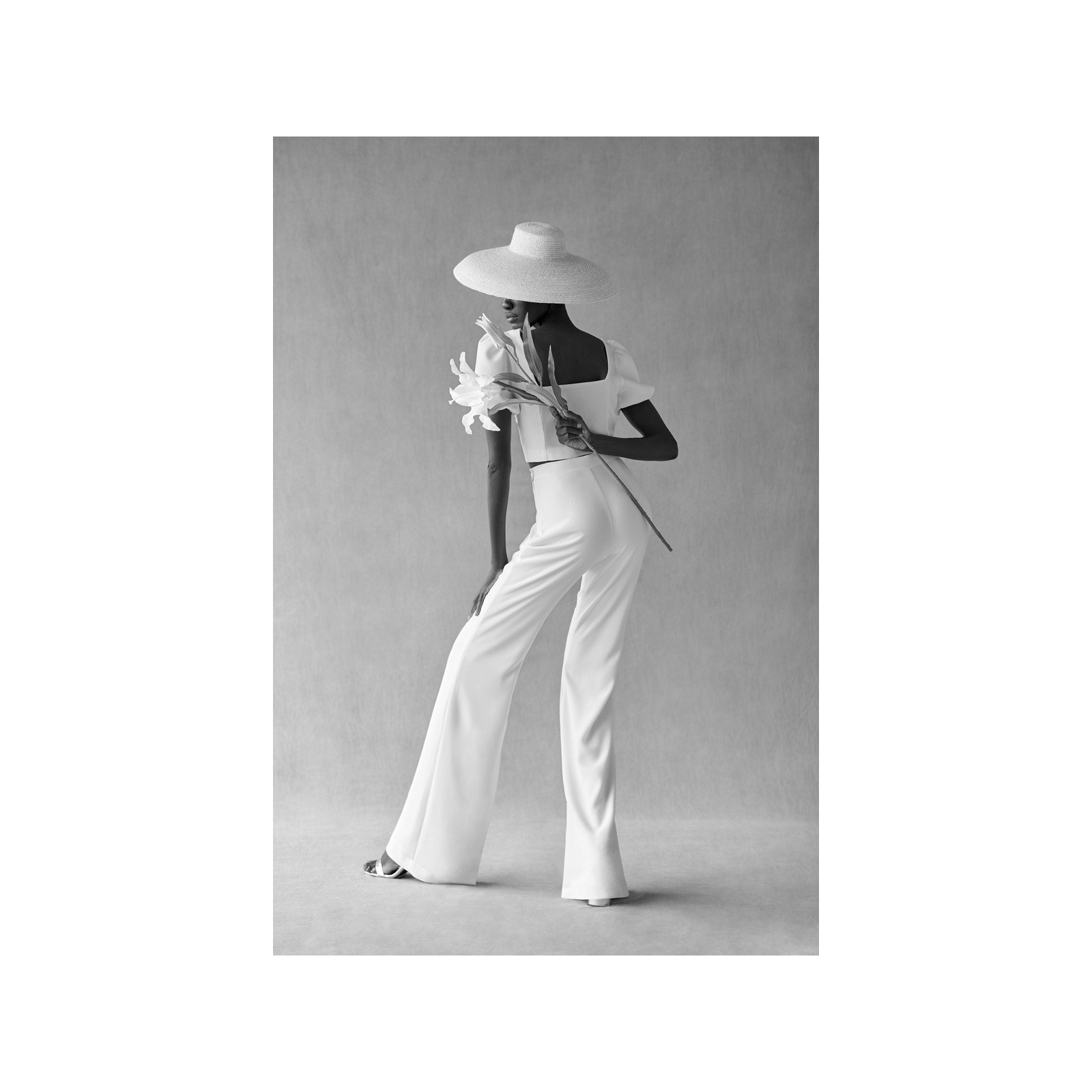 Conjunto blanco de top corto con manga farol y pantalón palazzo