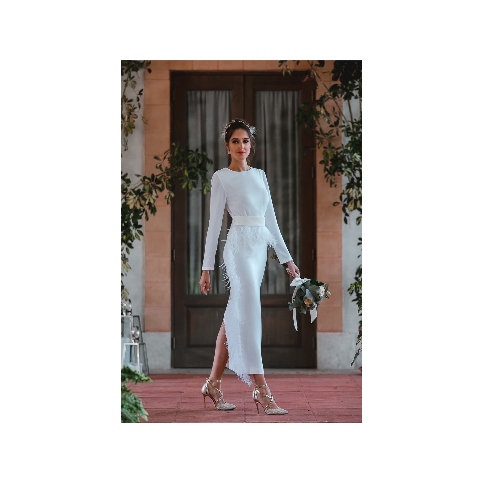 Vestido midi blanco con manga larga y pluma en cintura y falda