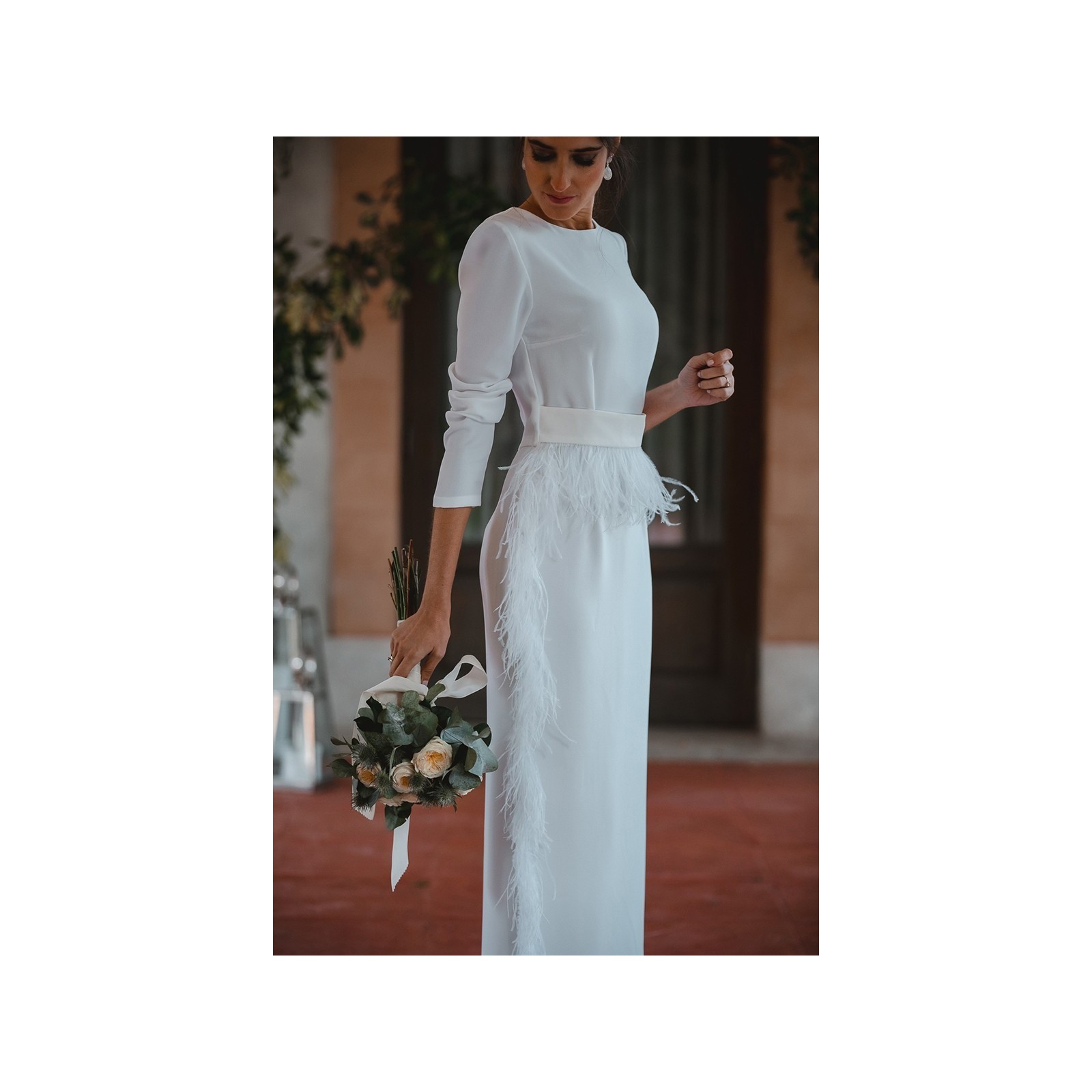 Vestido midi blanco con manga larga y pluma en cintura y falda