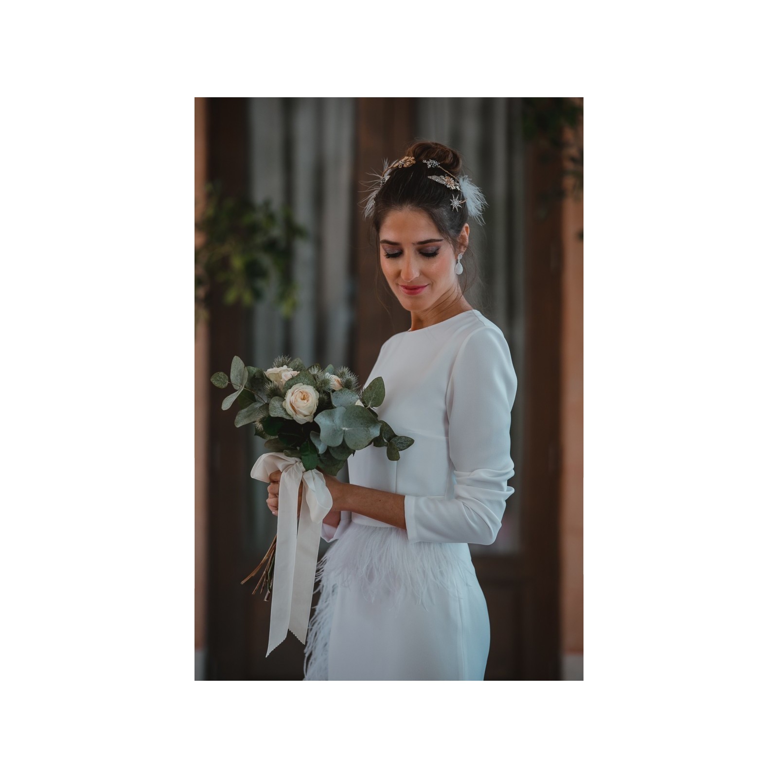 Vestido midi blanco con manga larga y pluma en cintura y falda