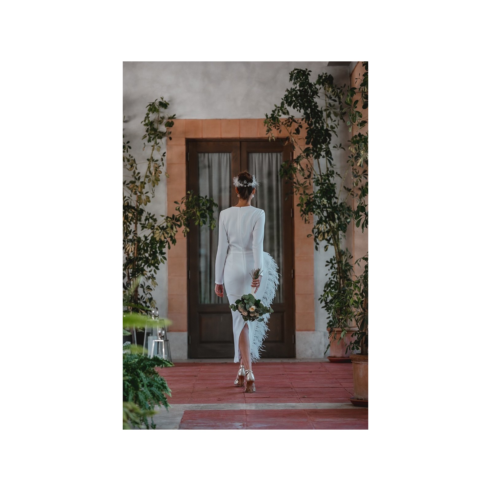 Vestido midi blanco con manga larga y pluma en cintura y falda