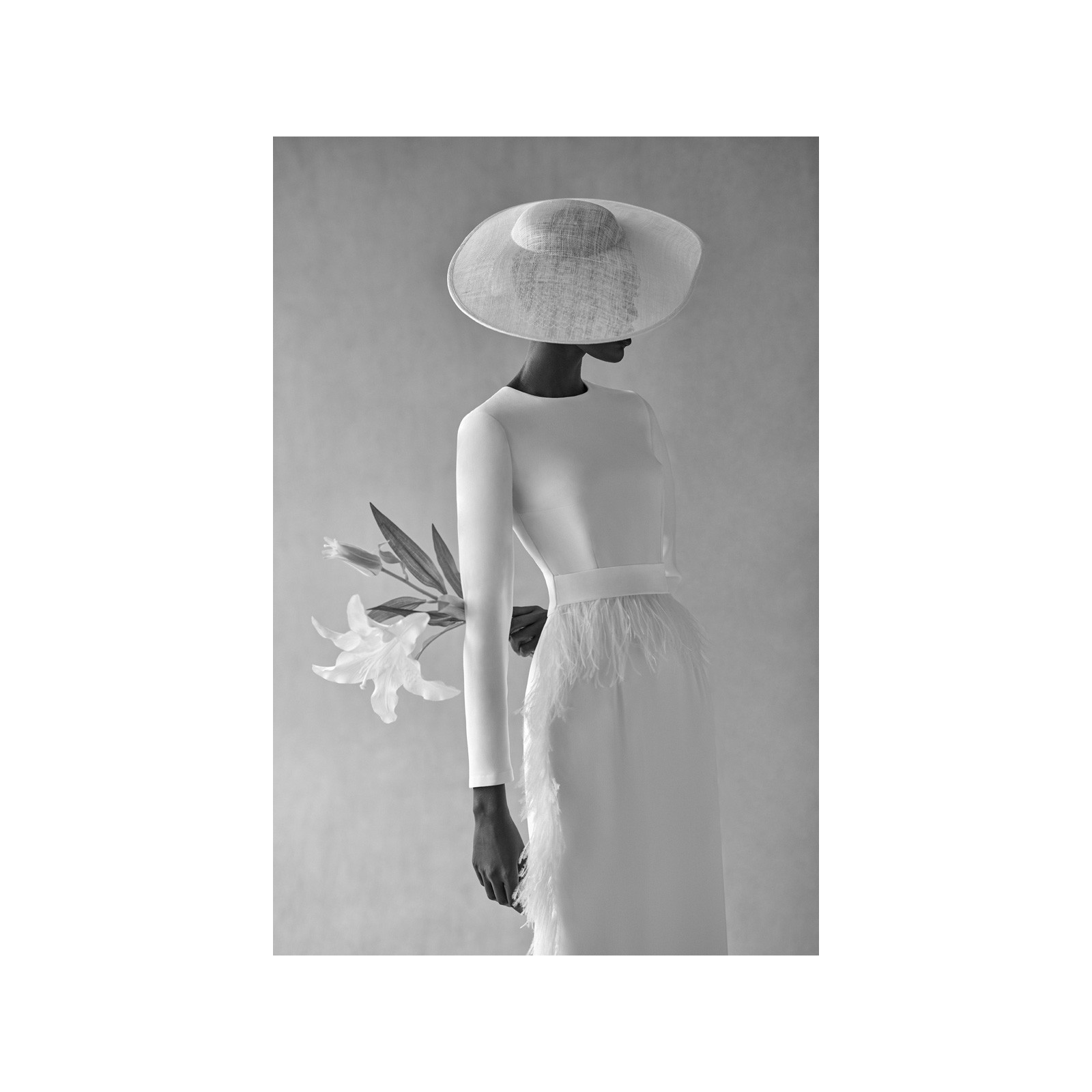 Vestido midi blanco con manga larga y pluma en cintura y falda