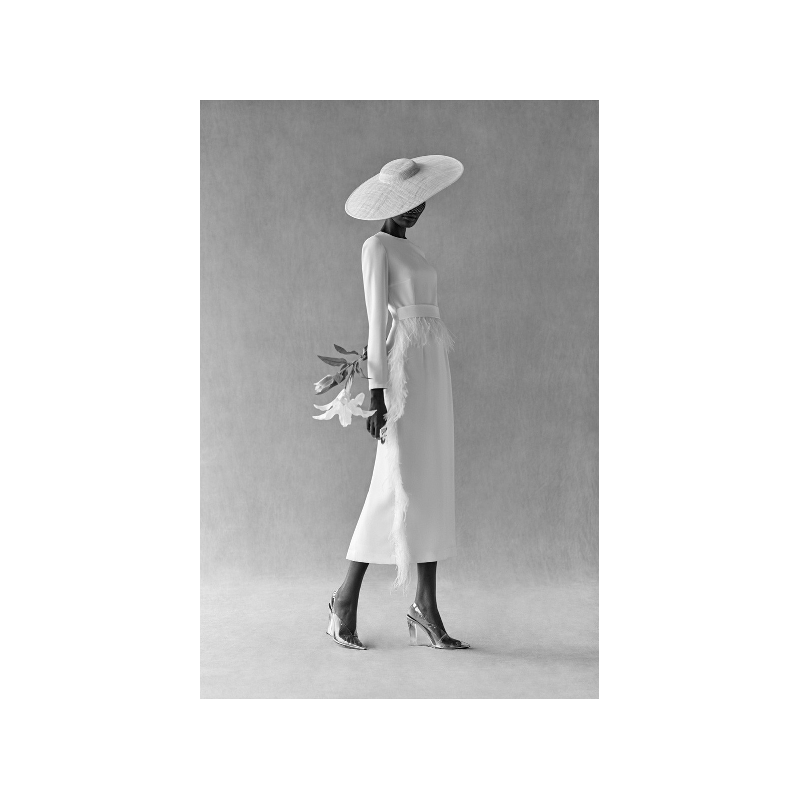 Vestido midi blanco con manga larga y pluma en cintura y falda