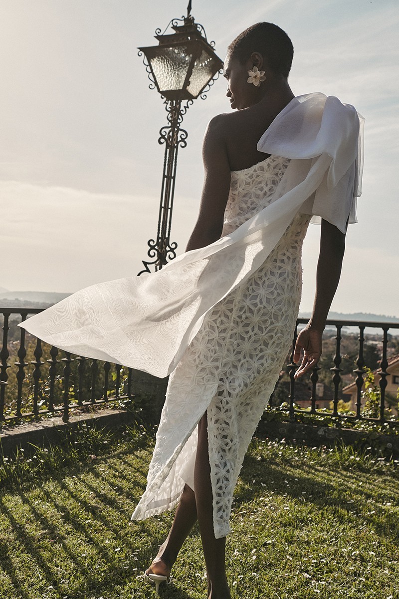 vestido midi asimetrico de tul blanco con dibujo en relieve y gran