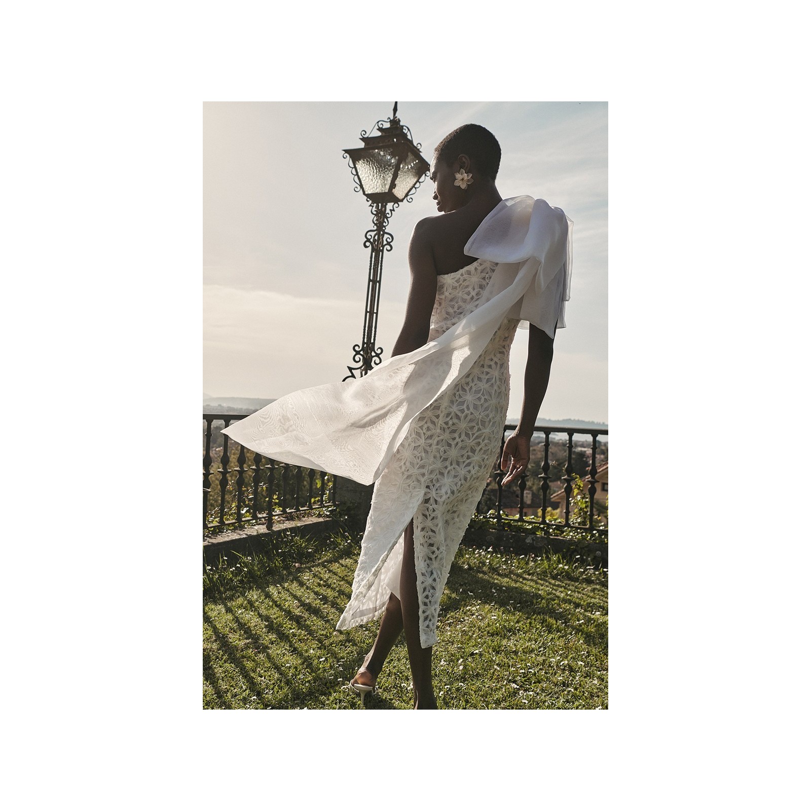 vestido midi asimetrico de tul blanco con dibujo en relieve y gran